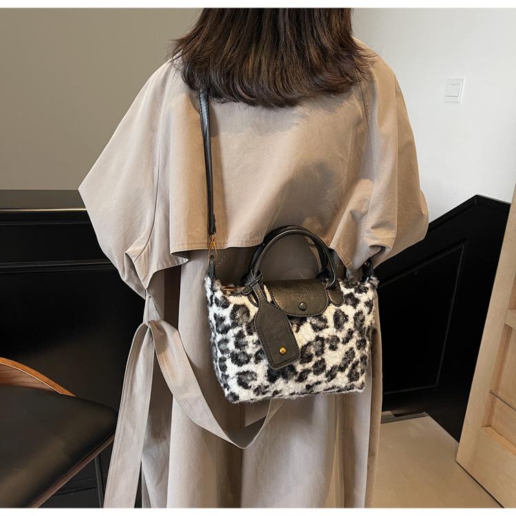 Leopard print fashion shoulder armpit bag women 2025 fashion messenger bag large capacity commuter travel backpack 31*11*19 темно-коричневого кольору
Leopard print fashion shoulder armpit bag women 2025 fashion messenger bag large capacity commuter travel backpack 31*11*19 темно-коричневого кольору