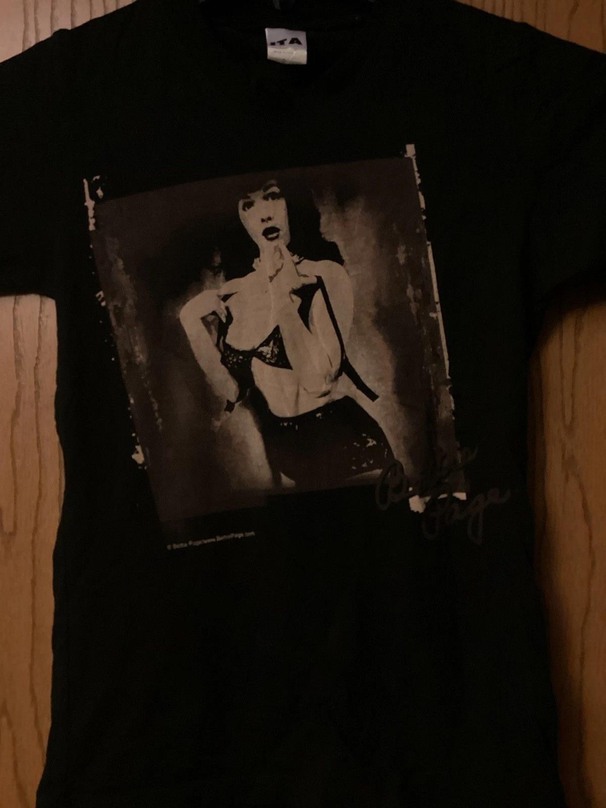 Bettie Page - Ladies Black Shirt - S - ITA (Brand) L
Bettie Page - Ladies Black Shirt - S - ITA (Brand) L