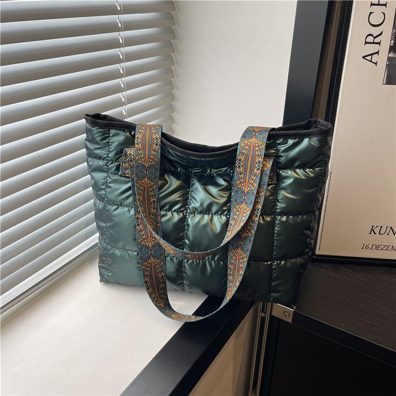 Simple and fashionable large-capacity commuter bag women s bag new trend casual portable shoulder tote bag зелёный
Simple and fashionable large-capacity commuter bag women s bag new trend casual portable shoulder tote bag зелёный