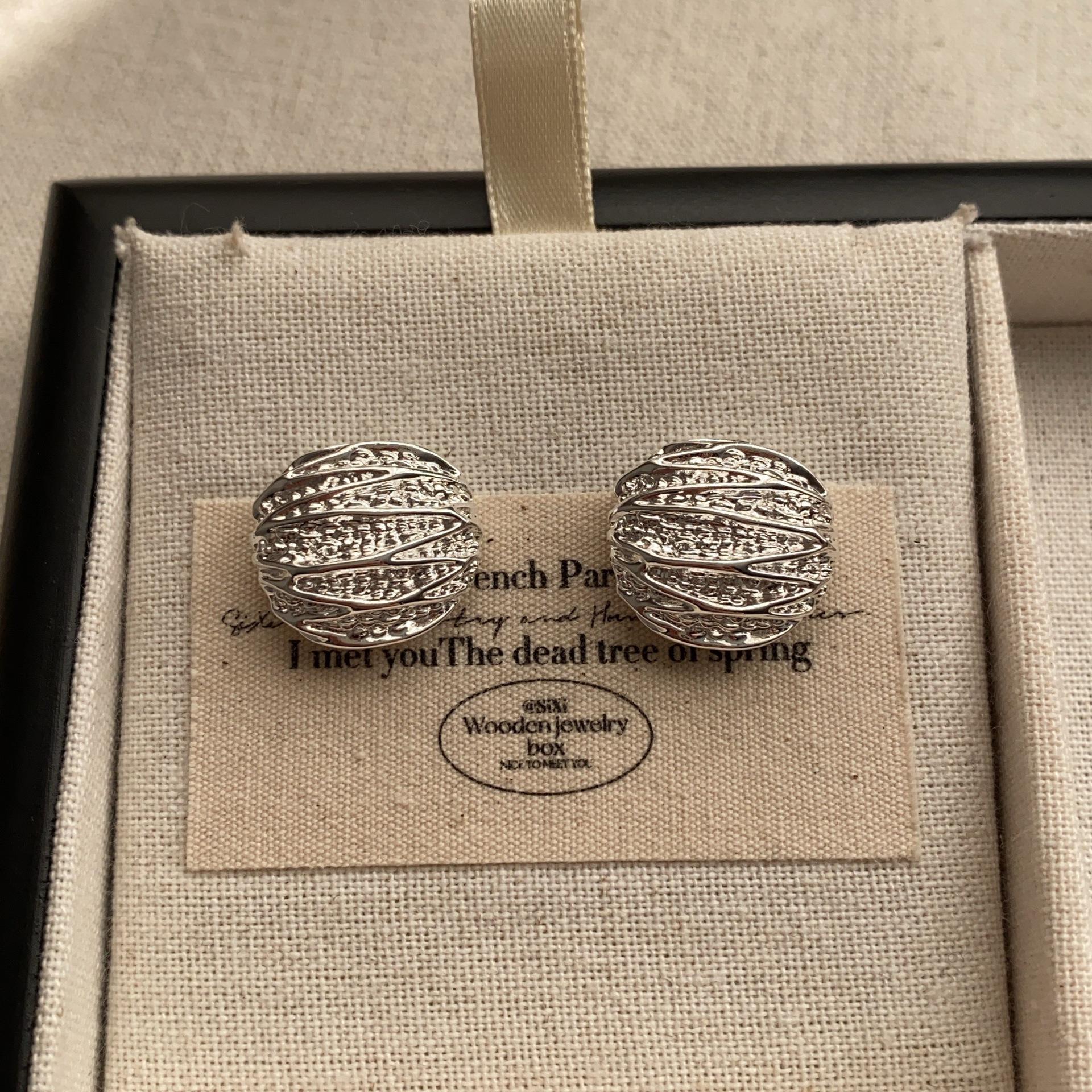 Three-dimensional metal flower stud earrings, niche design, high-end earrings, geometric discs, cold and neat earrings, women
Three-dimensional metal flower stud earrings, niche design, high-end earrings, geometric discs, cold and neat earrings, women