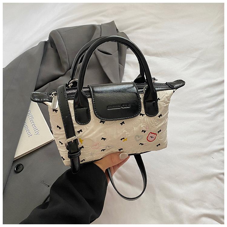 Summer super fire foreign style bow portable dumpling bag women s bag 2025 new high-end ballet style messenger bag
Summer super fire foreign style bow portable dumpling bag women s bag 2025 new high-end ballet style messenger bag