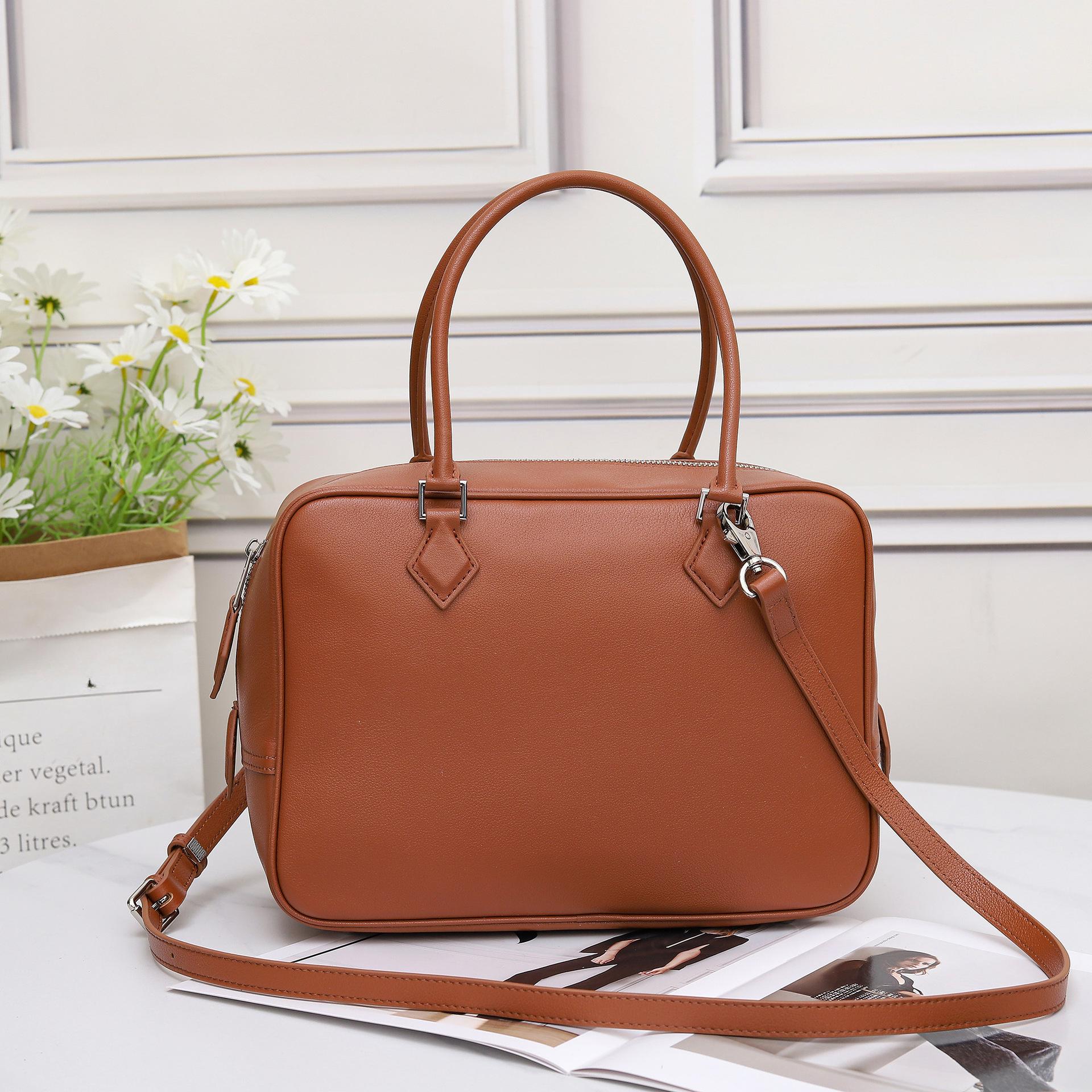Cross-border leather feather bag high-end portable bowling bag 2025 new leather shoulder messenger women s bag 20x8x15cm
Cross-border leather feather bag high-end portable bowling bag 2025 new leather shoulder messenger women s bag 20x8x15cm