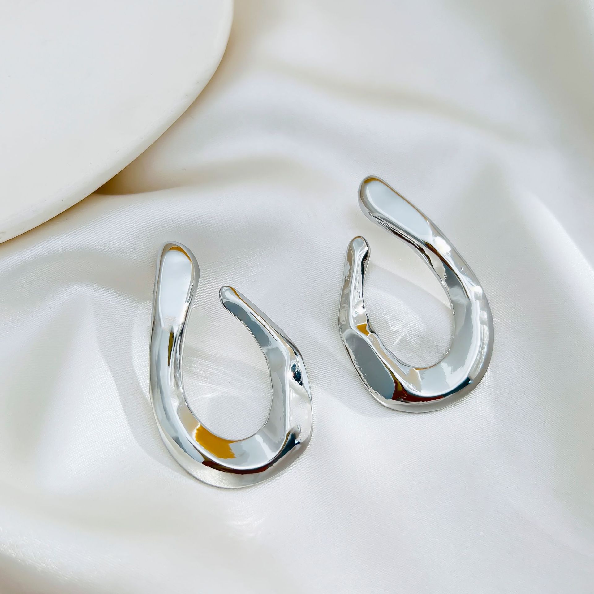 Преувеличенные витые геометрические серьги с медным покрытием из 18-каратного золота, нишевый дизайн, ощущение передового холодного ветра, простые серьги для женщин серебряный
Преувеличенные витые геометрические серьги с медным покрытием из 18-каратного золота, нишевый дизайн, ощущение передового холодного ветра, простые серьги для женщин серебряный