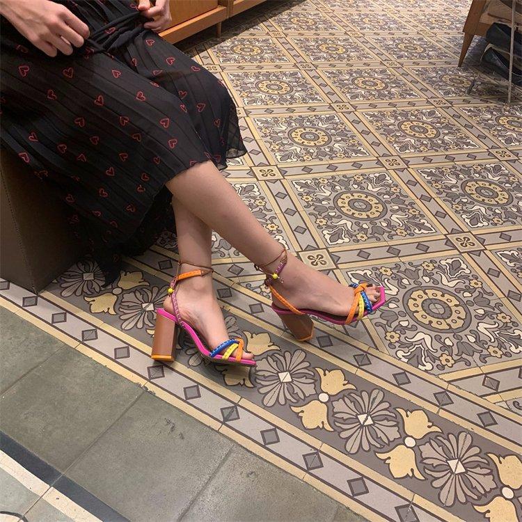 Women s shoes high heels one-word belt hollow square head thick heel color sandals 35 червоний
Women s shoes high heels one-word belt hollow square head thick heel color sandals 35 червоний