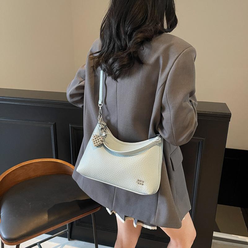 One shoulder messenger bag women s bag 2025 new summer tote bag large capacity dumpling bag
One shoulder messenger bag women s bag 2025 new summer tote bag large capacity dumpling bag