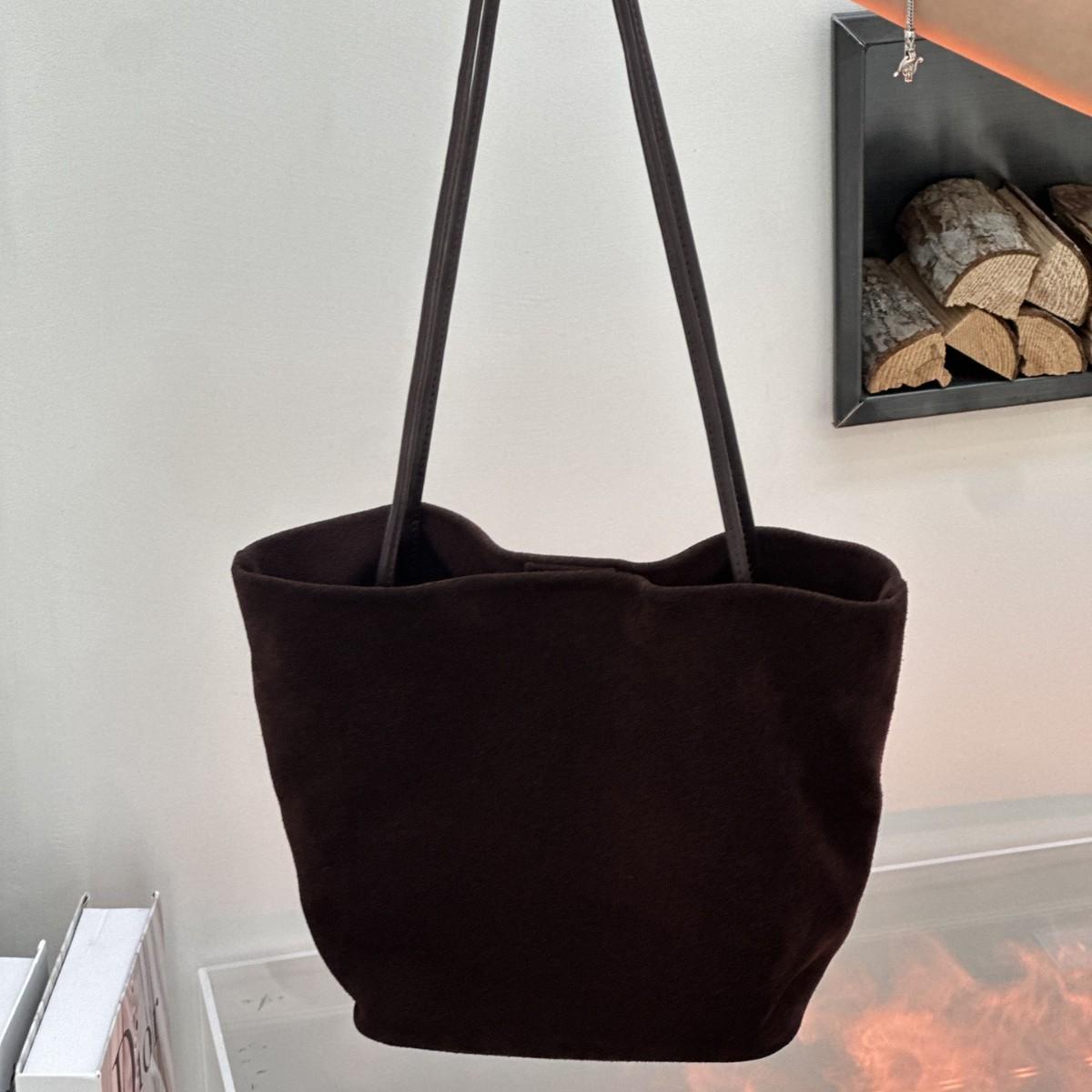 Leopard Print Suede Tote Bag for Women Stylish Casual Large Capacity Shoulder Bag Durable and Lightweight Dail Bag
Leopard Print Suede Tote Bag for Women Stylish Casual Large Capacity Shoulder Bag Durable and Lightweight Dail Bag