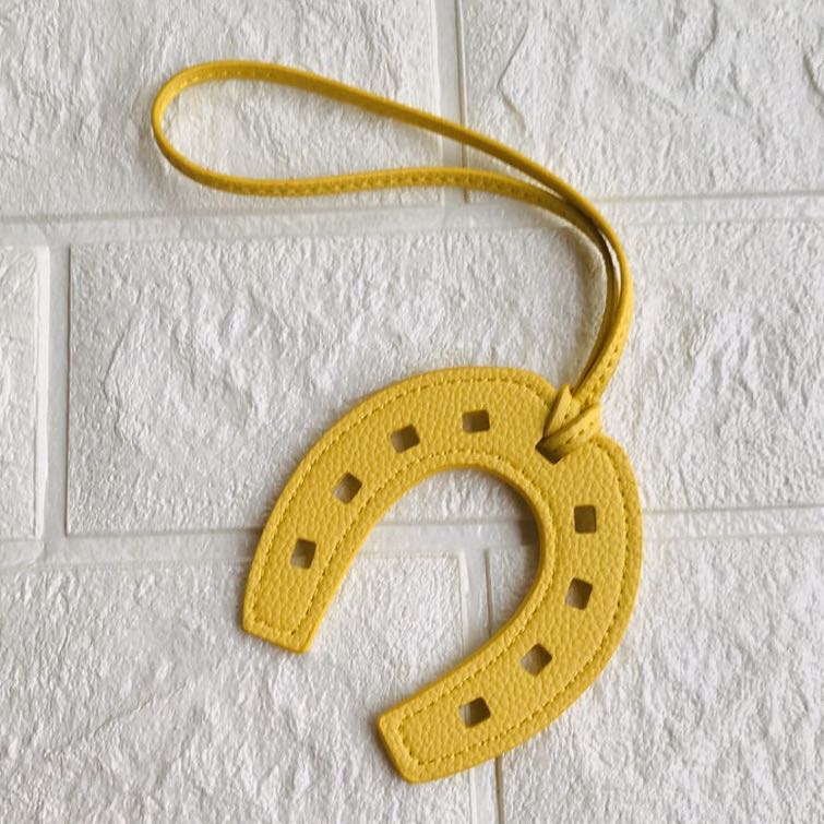 10 цветов PU кожаный брелок в виде копыта подковы держатель для сумки Шарм сумка кошелек аксессуары для женщин и девочек
10 цветов PU кожаный брелок в виде копыта подковы держатель для сумки Шарм сумка кошелек аксессуары для женщин и девочек