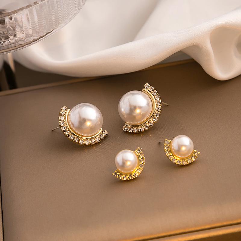 Silver Needle Geometric Pearl Crescent Stud Earrings - Elegant, Versatile & Refined.
Silver Needle Geometric Pearl Crescent Stud Earrings - Elegant, Versatile & Refined.