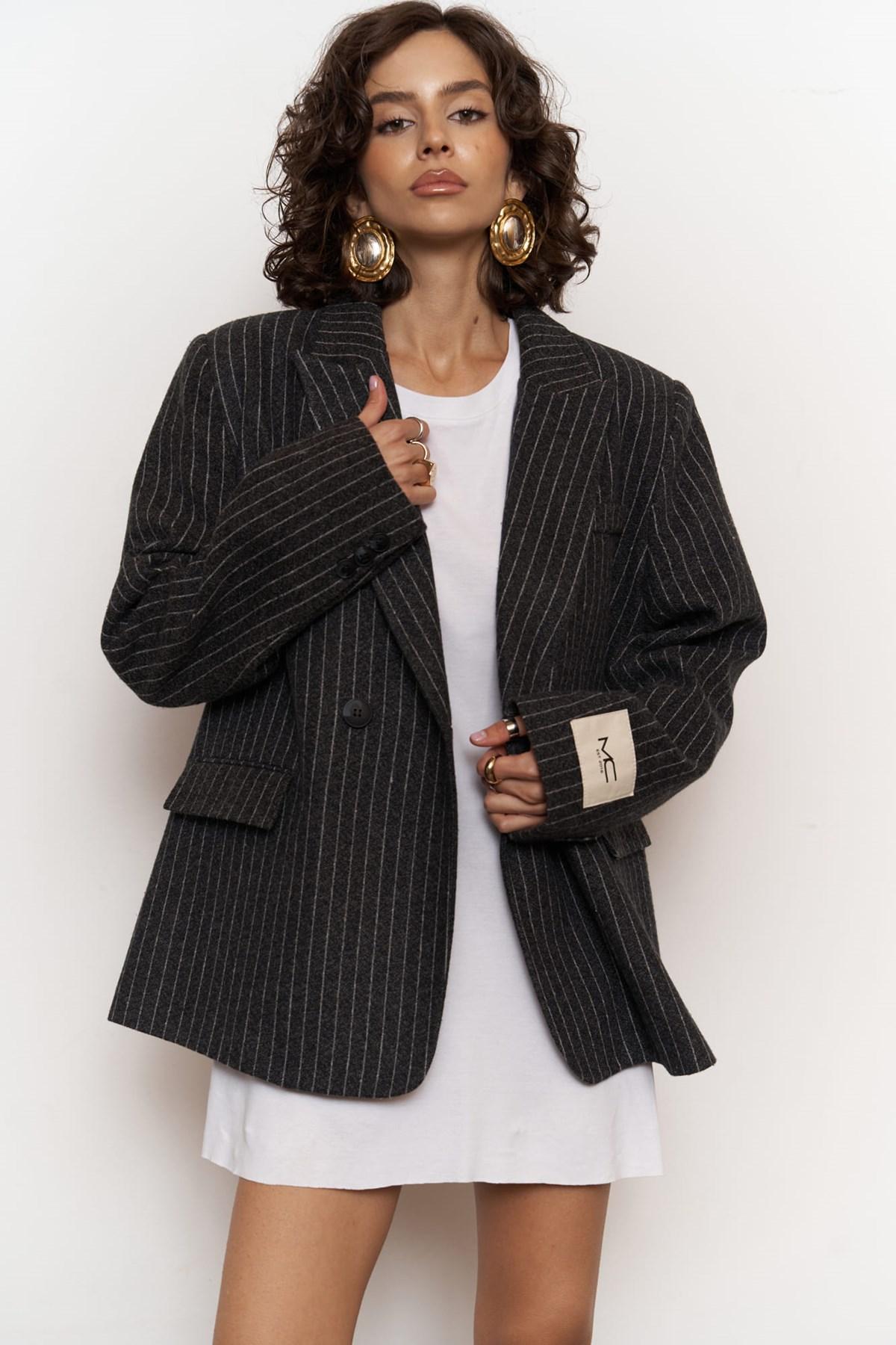 Пиджак Rosalind в антрацитовую полоску M/L темно-серого
Пиджак Rosalind в антрацитовую полоску M/L темно-серого