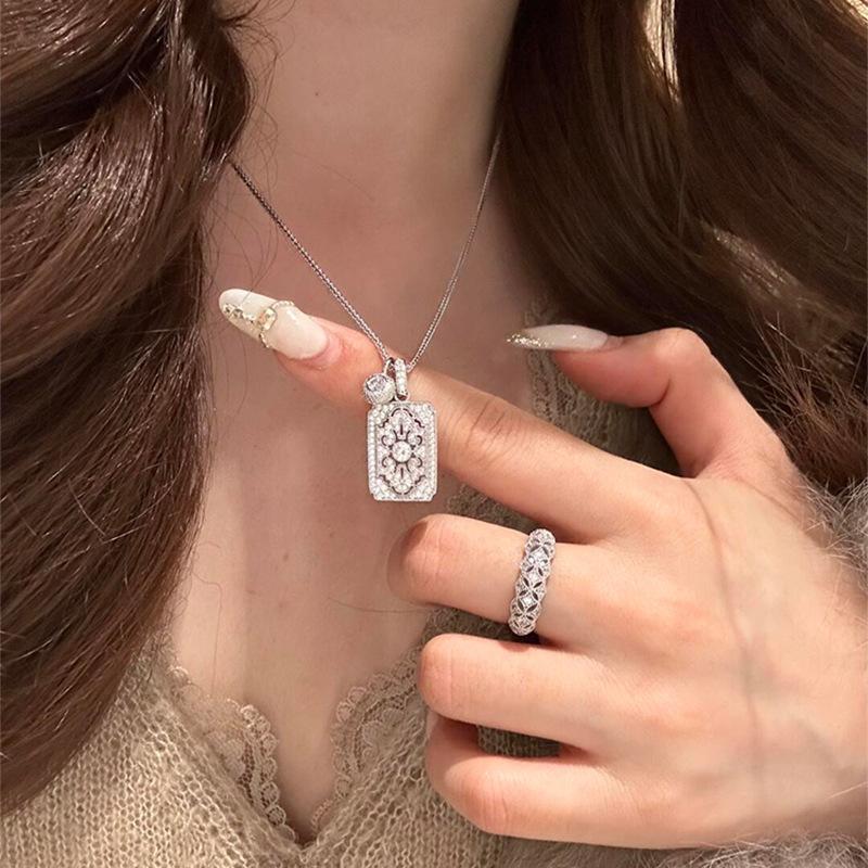 Hollow square pendant necklace light luxury niche antique collarbone chain fashion temperament versatile item decoration
Hollow square pendant necklace light luxury niche antique collarbone chain fashion temperament versatile item decoration