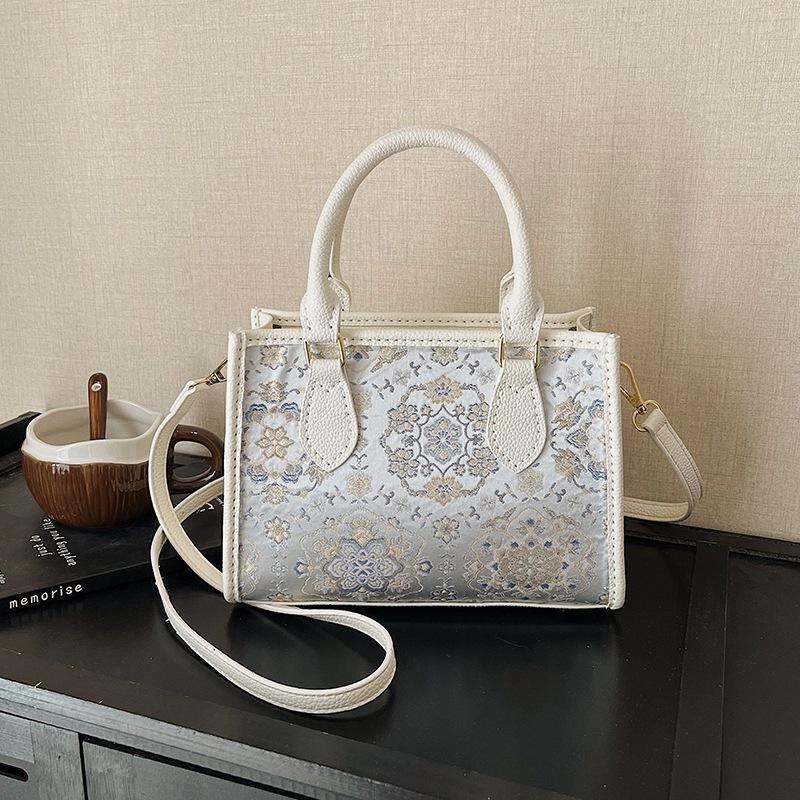 New good quality DIY shoulder bag material bag can be equipped with self-cloth ethnic style special bag square bag handmade bag
New good quality DIY shoulder bag material bag can be equipped with self-cloth ethnic style special bag square bag handmade bag