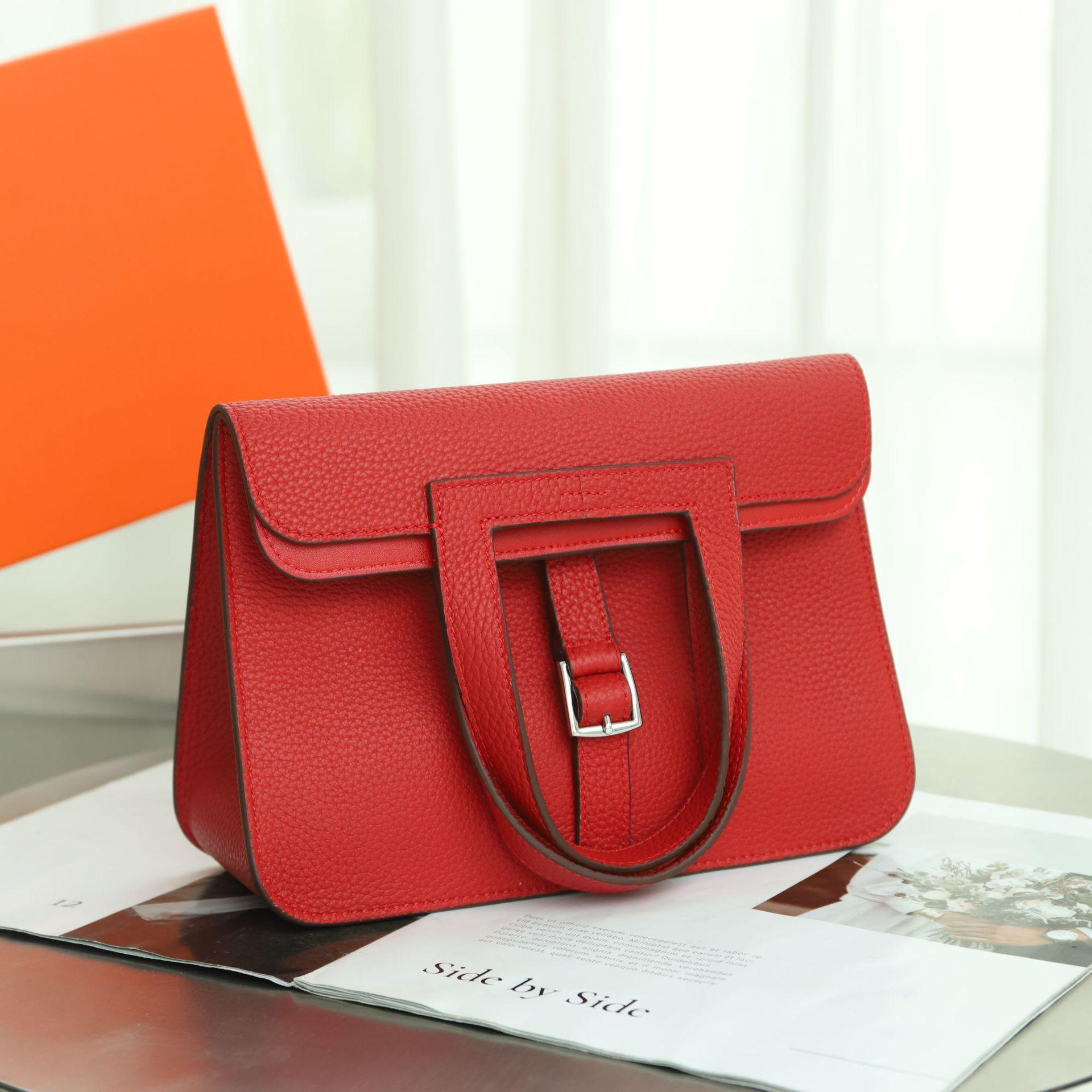 Genuine Leather Saddle Bag with Horseshoe Buckle - High-End Women s Shoulder Handbag 25cm x 10cm x 18cm
Genuine Leather Saddle Bag with Horseshoe Buckle - High-End Women s Shoulder Handbag 25cm x 10cm x 18cm