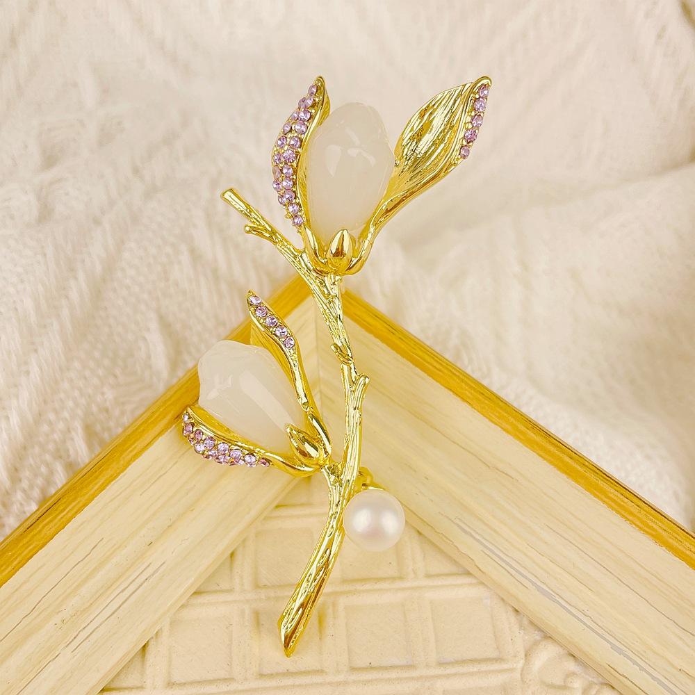 Vintage Women Men Fashion Exquistie Crystal Magnolia Brooch Badges Retro Classic Lady Party Wedding Pearl Floral Pin Jewelry
Vintage Women Men Fashion Exquistie Crystal Magnolia Brooch Badges Retro Classic Lady Party Wedding Pearl Floral Pin Jewelry