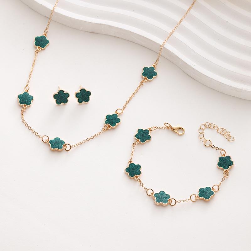 Lucky Five-petal Flower Bracelet Earrings Necklace Three-piece set for Women New Stylish Accessories Wedding Party Jewelry Gift
Lucky Five-petal Flower Bracelet Earrings Necklace Three-piece set for Women New Stylish Accessories Wedding Party Jewelry Gift