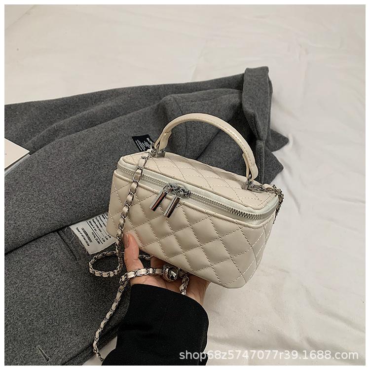 Small fragrance style hand-held small square bag personalized box bag high-value chain diamond checkered crossbody bag cosmetic bag
Small fragrance style hand-held small square bag personalized box bag high-value chain diamond checkered crossbody bag cosmetic bag