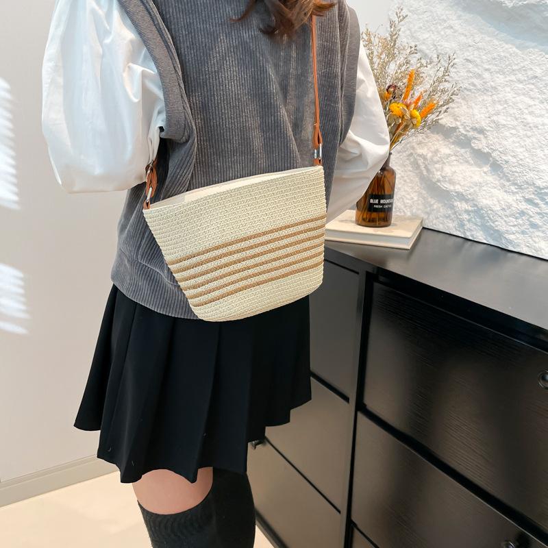 Summer popular holiday style straw weaving female trend seaside large capacity fashion shoulder crossbody bucket woven bag чёрный
Summer popular holiday style straw weaving female trend seaside large capacity fashion shoulder crossbody bucket woven bag чёрный