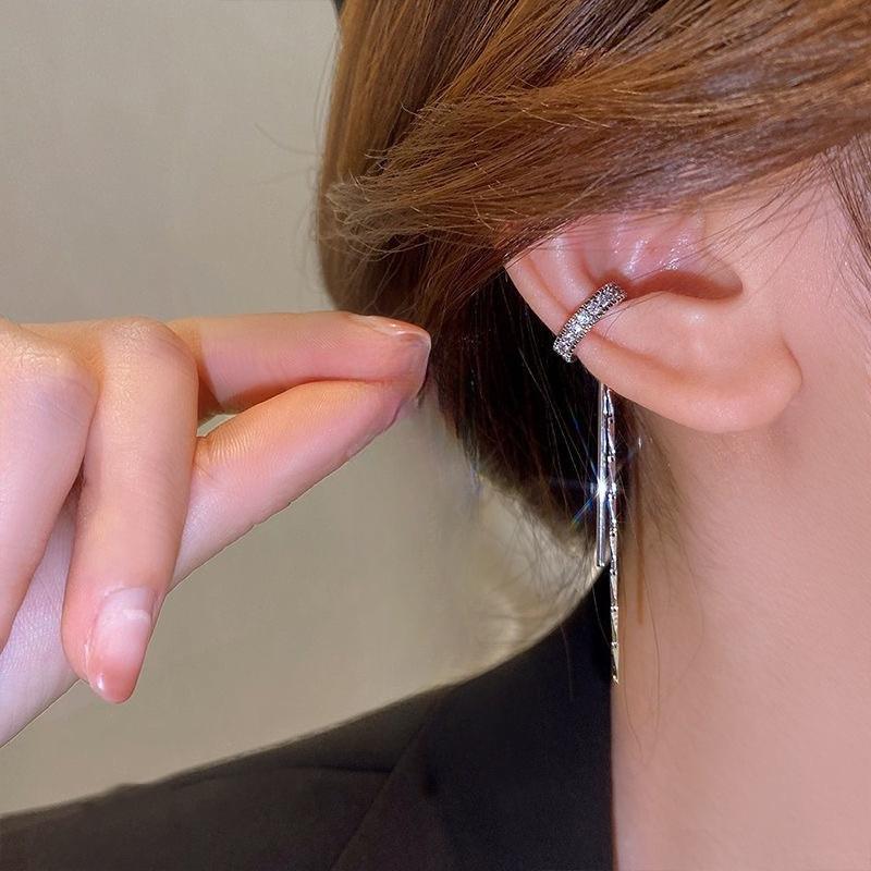 Exquisite Shiny Silver Color Zircon Long Dangle Clip Earrings for Women Luxury Fashion Fake Piercing Ear Cuff Earring Jewelry
Exquisite Shiny Silver Color Zircon Long Dangle Clip Earrings for Women Luxury Fashion Fake Piercing Ear Cuff Earring Jewelry