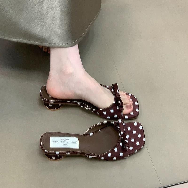 Sandals and Women s Shoes, Thick-soled, One-piece Style, New Model Slippers 40 коричневий
Sandals and Women s Shoes, Thick-soled, One-piece Style, New Model Slippers 40 коричневий