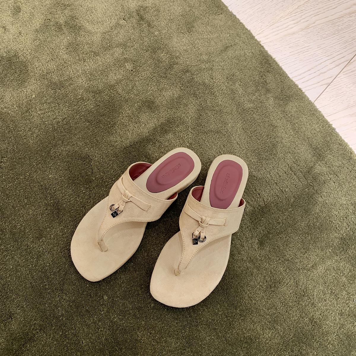 Sheepskin version of French temperament flip-flops women s summer toe fringed outer wear low-heeled cool slippers 35
Sheepskin version of French temperament flip-flops women s summer toe fringed outer wear low-heeled cool slippers 35