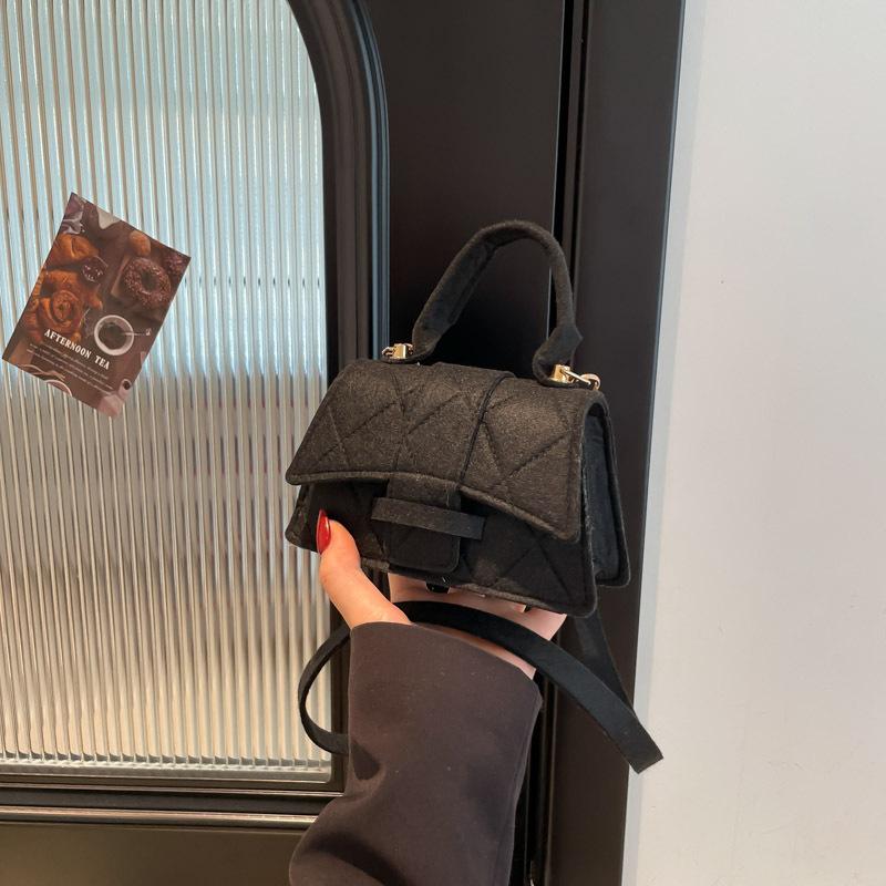 Simple casual solid color summer new fashion versatile texture portable crossbody shoulder small square bag cross чорний
Simple casual solid color summer new fashion versatile texture portable crossbody shoulder small square bag cross чорний