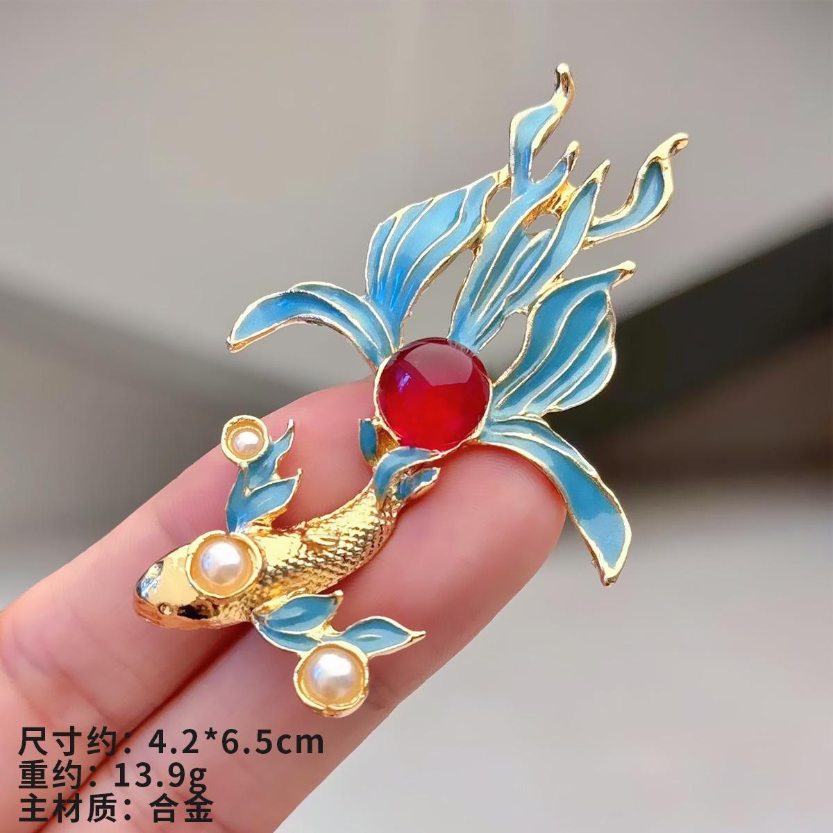 Антикварная антибликовая брошь Koi, инкрустированная кристаллами, современный темперамент Hanfu с ювелирными изделиями, куртка с золотой рыбкой, аксессуары
Антикварная антибликовая брошь Koi, инкрустированная кристаллами, современный темперамент Hanfu с ювелирными изделиями, куртка с золотой рыбкой, аксессуары