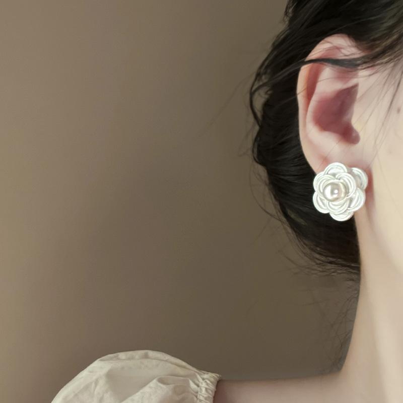 Multi-layer flower petal pearl stud earrings retro high-end earrings light luxury elegant temperament earrings women
Multi-layer flower petal pearl stud earrings retro high-end earrings light luxury elegant temperament earrings women