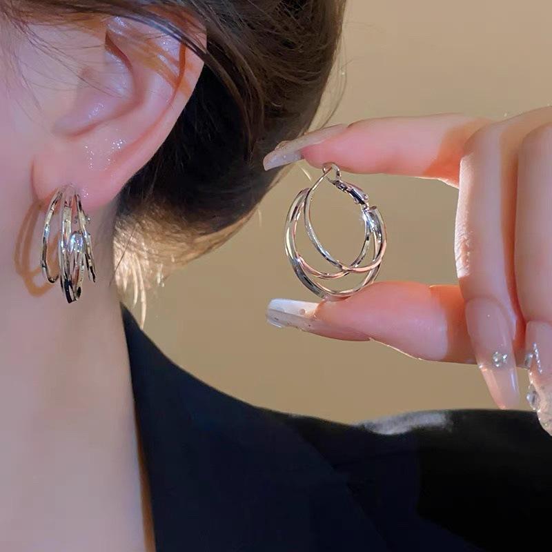 2024 Chic Silver C-Shaped Multi-Layer Earrings: Unique and Elegant Jewelry for Women серебряный
2024 Chic Silver C-Shaped Multi-Layer Earrings: Unique and Elegant Jewelry for Women серебряный