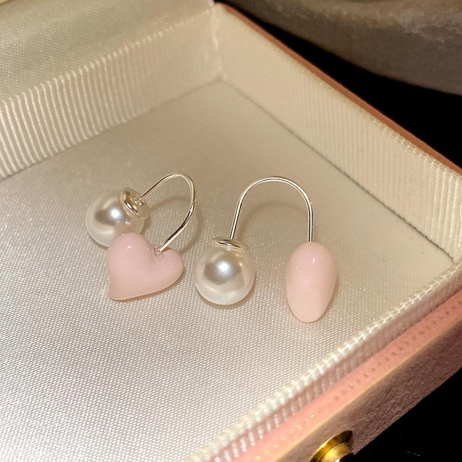 Silver needle dripping oil love pearl stud earrings retro simple fashion earrings light luxury high sense earrings design sense niche
Silver needle dripping oil love pearl stud earrings retro simple fashion earrings light luxury high sense earrings design sense niche