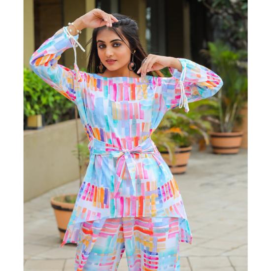 ChromaChic: Женский разноцветный комплект из двух предметов Marvel S
ChromaChic: Женский разноцветный комплект из двух предметов Marvel S