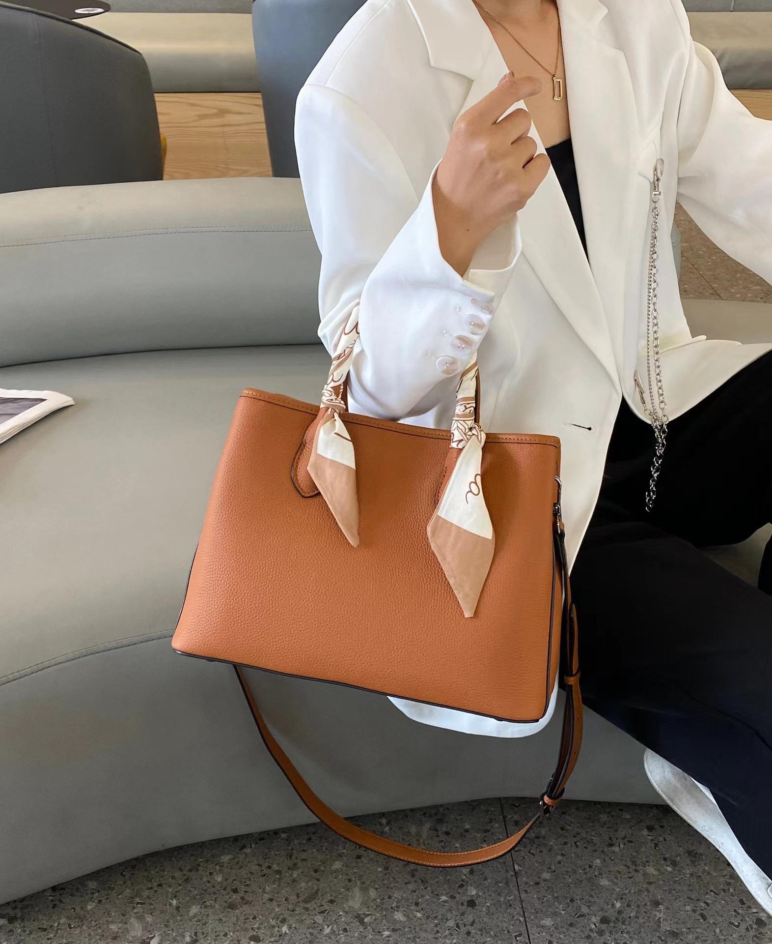First-layer Cowhide Single-shoulder Women s Large-capacity Cross-body Handbag Simple Bag Practical Generous Commuting 32x13x23
First-layer Cowhide Single-shoulder Women s Large-capacity Cross-body Handbag Simple Bag Practical Generous Commuting 32x13x23