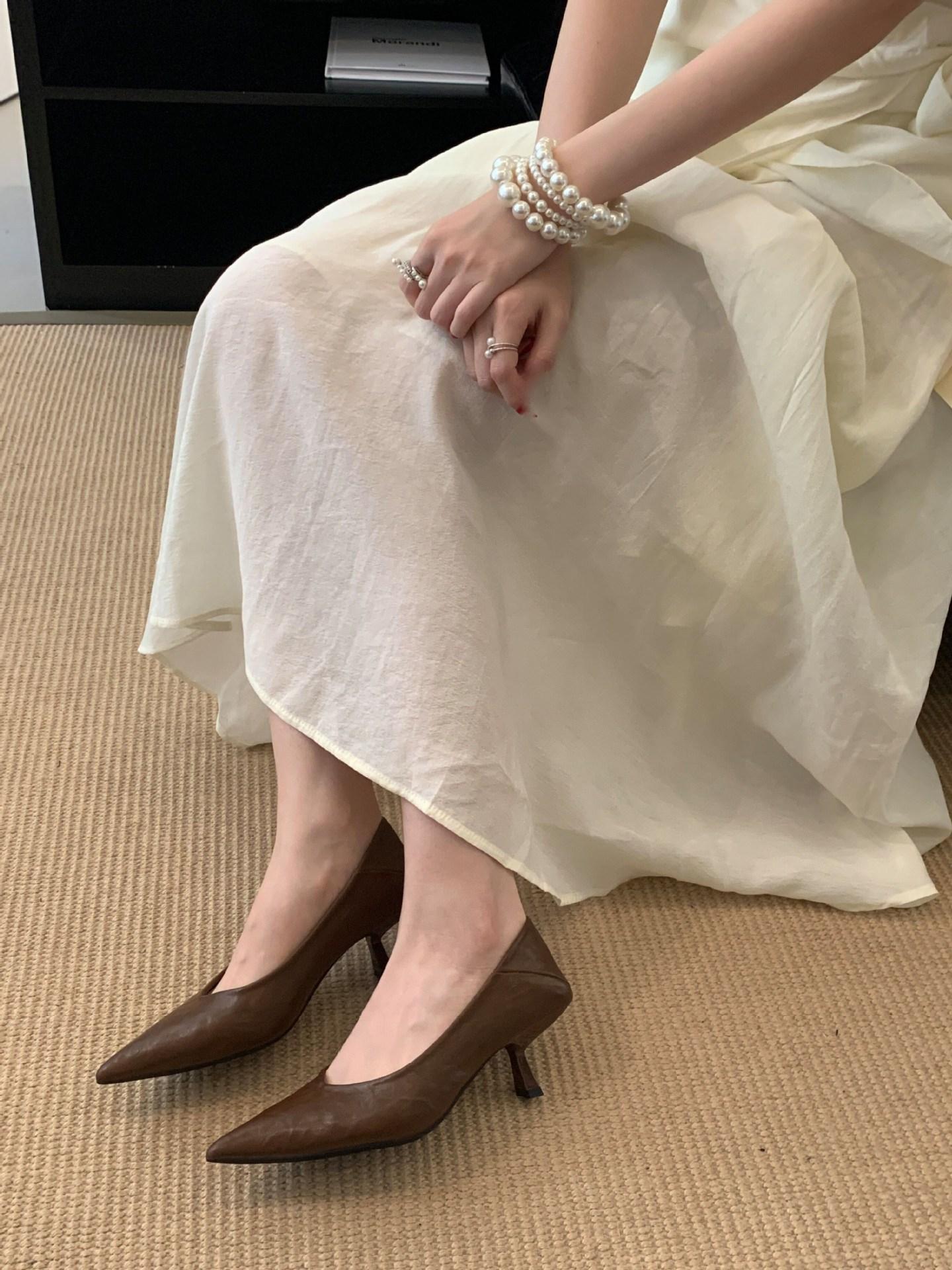 2025 new pointed simple light mouth stiletto high heel single shoes one pedal fashionable soft sole commuter single shoes women 39 світло-коричневого кольору
2025 new pointed simple light mouth stiletto high heel single shoes one pedal fashionable soft sole commuter single shoes women 39 світло-коричневого кольору