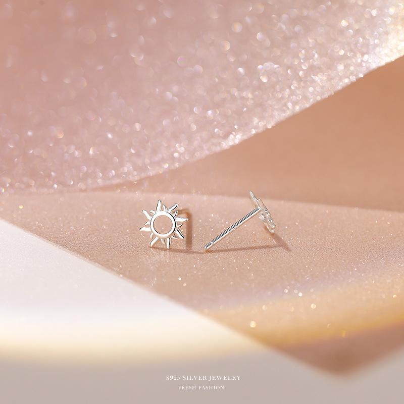 S925 Sterling Silver Sun Flower Stud Earrings for Women Hollow Creativity Earring New Fashion Jewelry aretes de mujer
S925 Sterling Silver Sun Flower Stud Earrings for Women Hollow Creativity Earring New Fashion Jewelry aretes de mujer