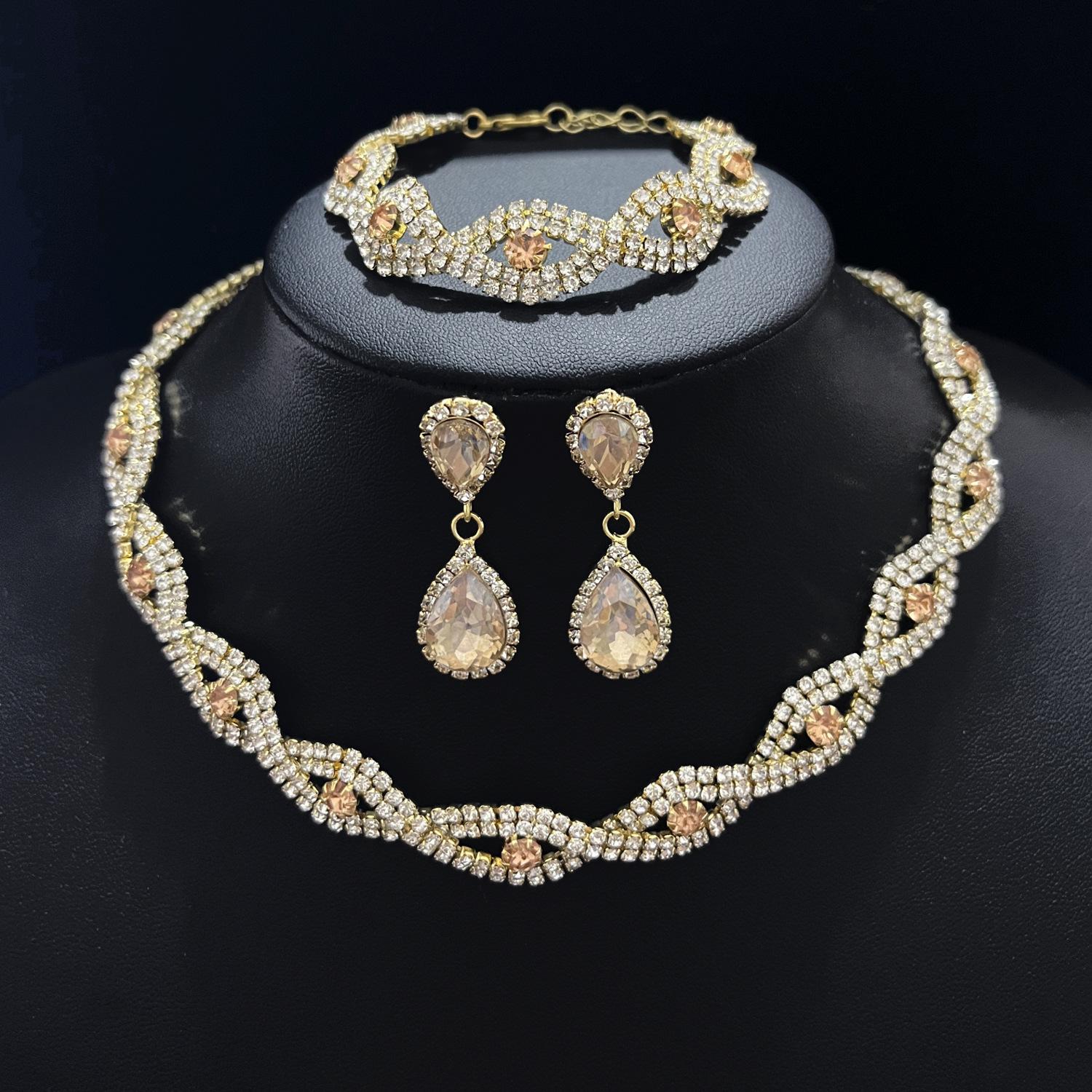 Модное индивидуальное тканое ожерелье со стразами, браслет, серьги с каплями воды, комплект красных, зеленых, черных бриллиантов, блестящие свадебные украшения
Модное индивидуальное тканое ожерелье со стразами, браслет, серьги с каплями воды, комплект красных, зеленых, черных бриллиантов, блестящие свадебные украшения