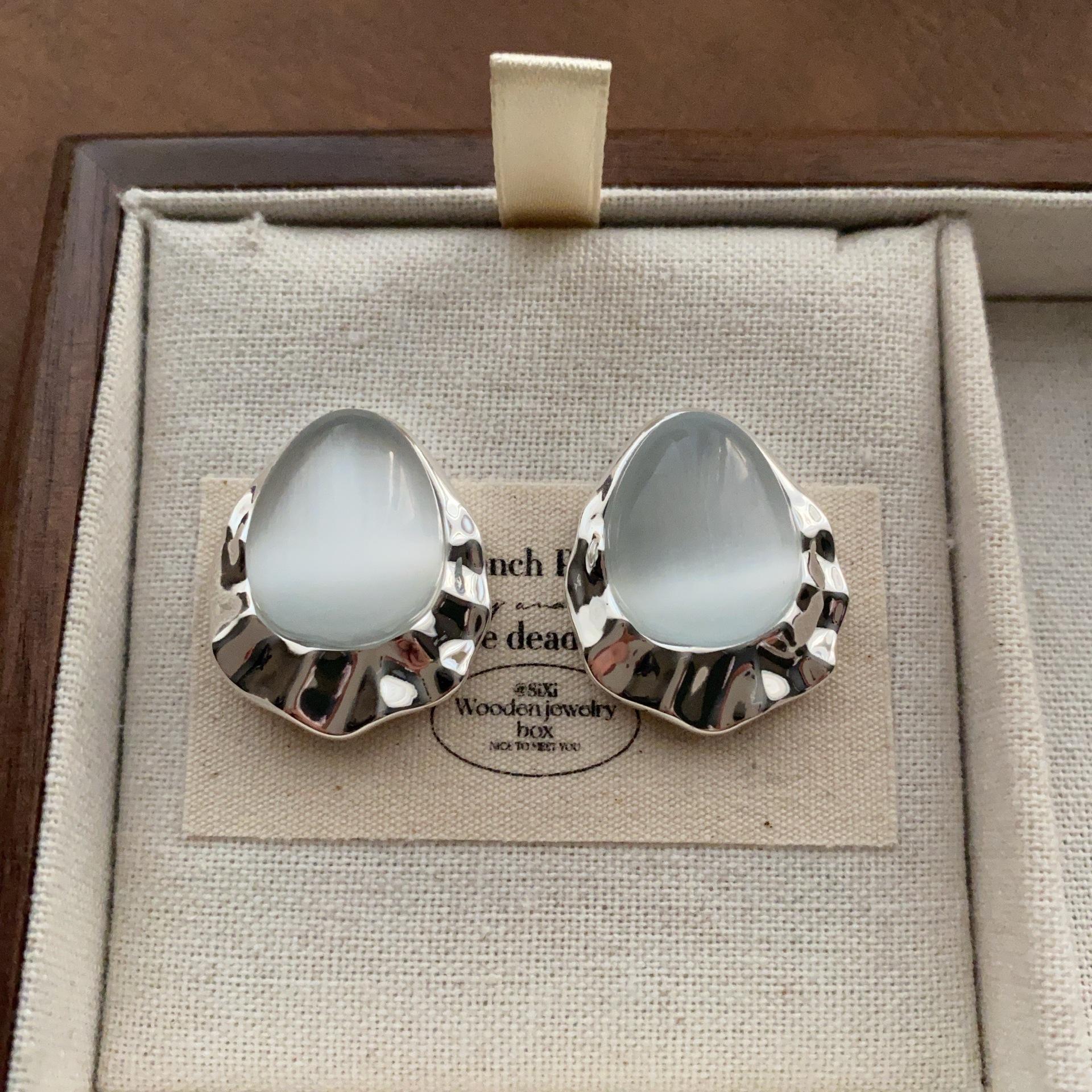 Water drop opal stud earrings, cold soft luxury art design earrings
Water drop opal stud earrings, cold soft luxury art design earrings