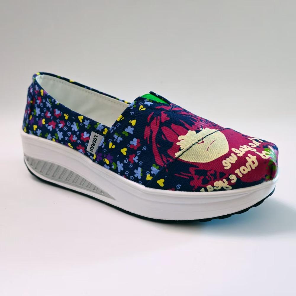 Women s Platform Slip-On Loafers Casual Floral Print Breathable Canvas Daily Walking Shoes Lightweight Comfort Shoes 40 синій
Women s Platform Slip-On Loafers Casual Floral Print Breathable Canvas Daily Walking Shoes Lightweight Comfort Shoes 40 синій