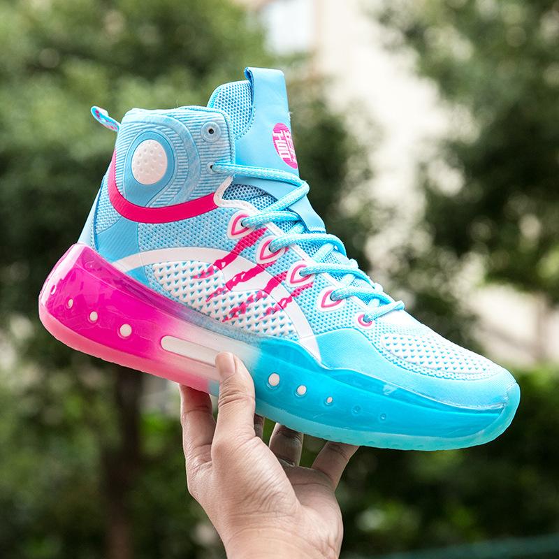 Пара баскетбольных кроссовок. Студенческая футбольная обувь. Спортивная обувь. Повседневные кроссовки.
Пара баскетбольных кроссовок. Студенческая футбольная обувь. Спортивная обувь. Повседневные кроссовки.