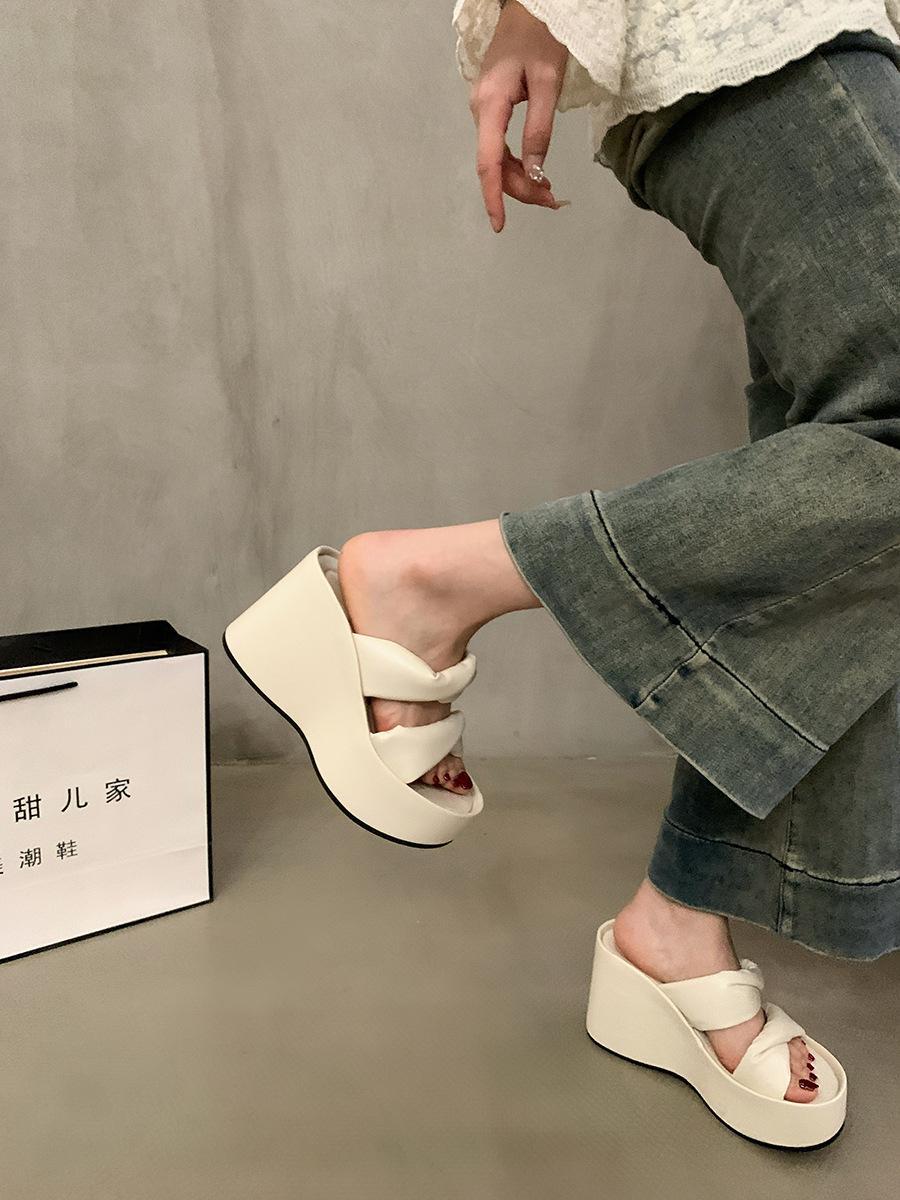 Корейская версия модных женских босоножек с наклонным каблуком 2025 года, новые кожаные босоножки с двойным ремнем и одним словом, летняя одежда, подчеркивающая достоинства римские сандалии 35
Корейская версия модных женских босоножек с наклонным каблуком 2025 года, новые кожаные босоножки с двойным ремнем и одним словом, летняя одежда, подчеркивающая достоинства римские сандалии 35