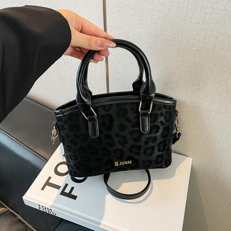 2025 new autumn and winter versatile women s shoulder bag high-end light luxury messenger bag niche fashion handbag commute
2025 new autumn and winter versatile women s shoulder bag high-end light luxury messenger bag niche fashion handbag commute