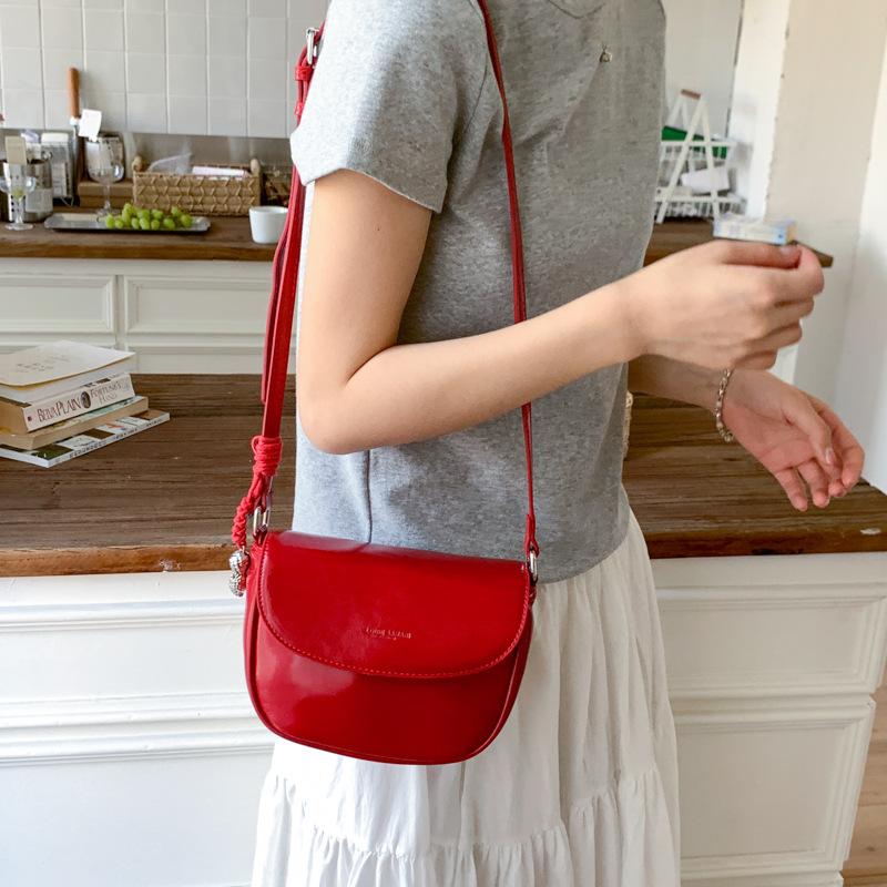 Niche design small bag women s bag 2025 new fashion messenger bag high-end underarm saddle bag чёрный
Niche design small bag women s bag 2025 new fashion messenger bag high-end underarm saddle bag чёрный