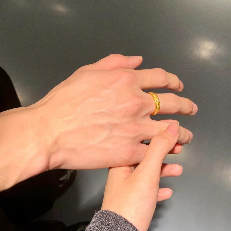 Xiaohongshu Bestseller Gold Mirror Finish Couple Rings for Men and Women - Crushed Ice Star-Strip Design. Adjustable
Xiaohongshu Bestseller Gold Mirror Finish Couple Rings for Men and Women - Crushed Ice Star-Strip Design. Adjustable