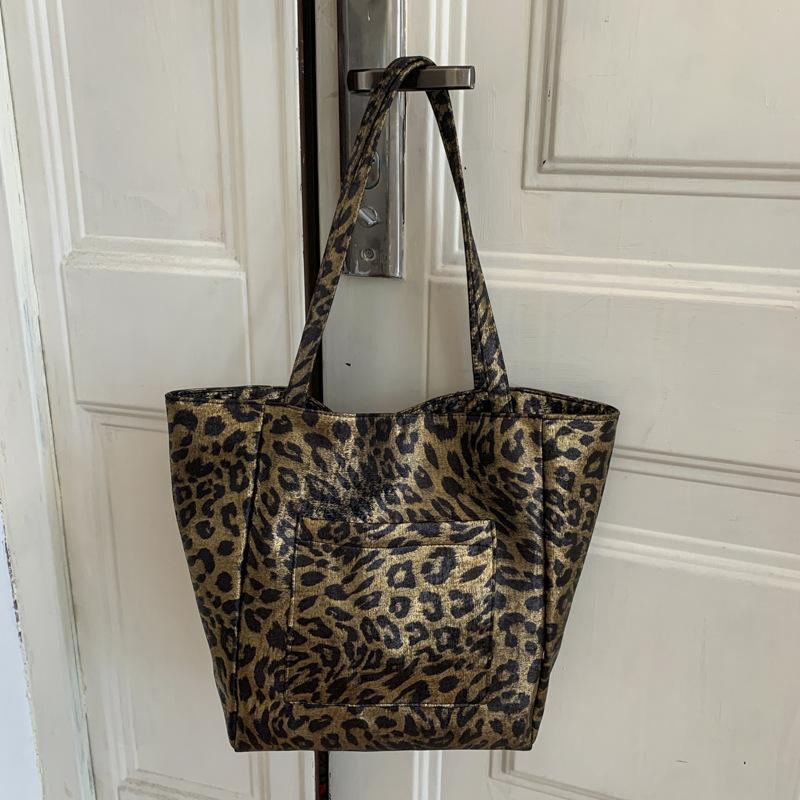 Retro leopard print tote bag women s summer trend simple large capacity commuter shoulder bag
Retro leopard print tote bag women s summer trend simple large capacity commuter shoulder bag