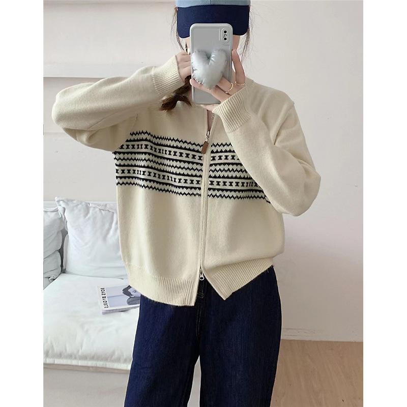 Autumn and winter new retro zipper loose knitted cardigan top lazy style casual sweater jacket women One size
Autumn and winter new retro zipper loose knitted cardigan top lazy style casual sweater jacket women One size