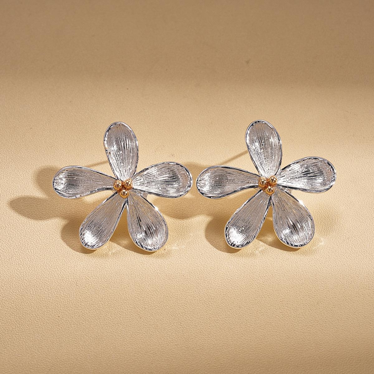 Flower pattern silver needle stud earrings commuter simple earrings niche earrings
Flower pattern silver needle stud earrings commuter simple earrings niche earrings
