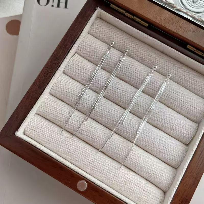 Розкішні сережки-цвяшки з китицями зі стерлінгового срібла S925 - Простий дизайн з круглими намистинами для жінок 925 Silver
Розкішні сережки-цвяшки з китицями зі стерлінгового срібла S925 - Простий дизайн з круглими намистинами для жінок 925 Silver