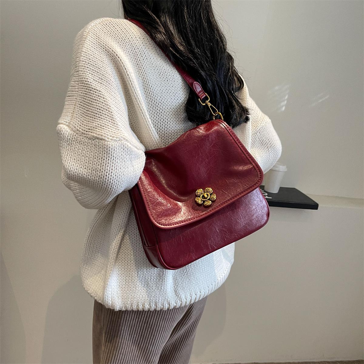 This year, the popular small bag women s versatile 2025 new retro shoulder messenger bag women s small square bag 23*10*23 чёрный
This year, the popular small bag women s versatile 2025 new retro shoulder messenger bag women s small square bag 23*10*23 чёрный