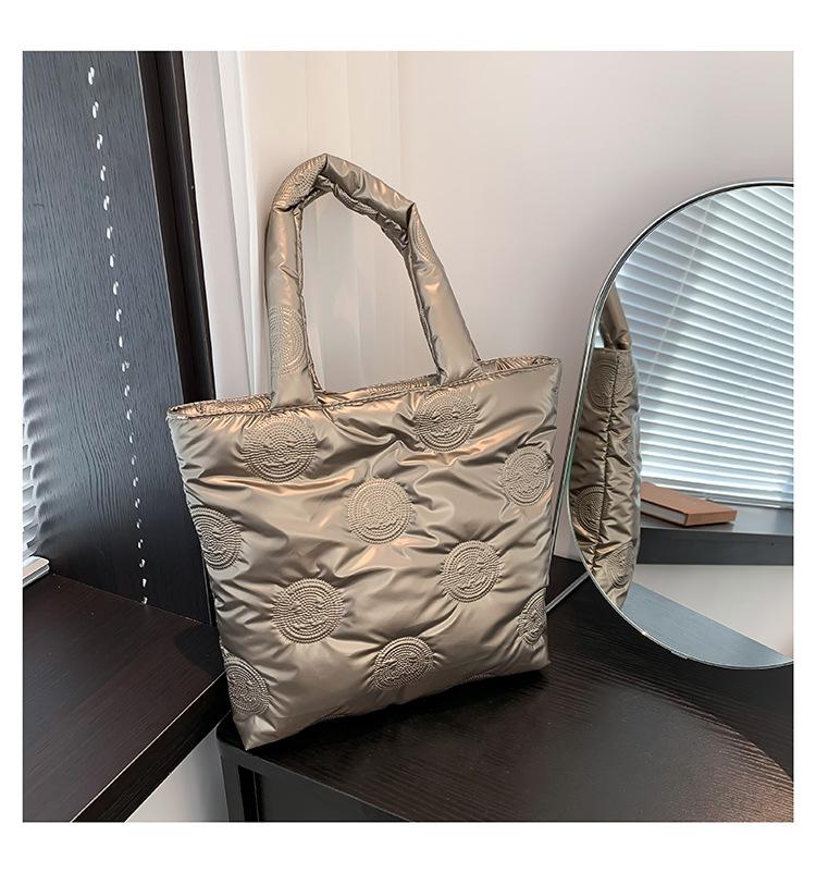 Цього року популярністю користуються елітні глянцеві сумки під пахви великої місткості. Осінньо-зимові новинки жіночих сумок - це переносні сумки через плече. золотий
Цього року популярністю користуються елітні глянцеві сумки під пахви великої місткості. Осінньо-зимові новинки жіночих сумок - це переносні сумки через плече. золотий