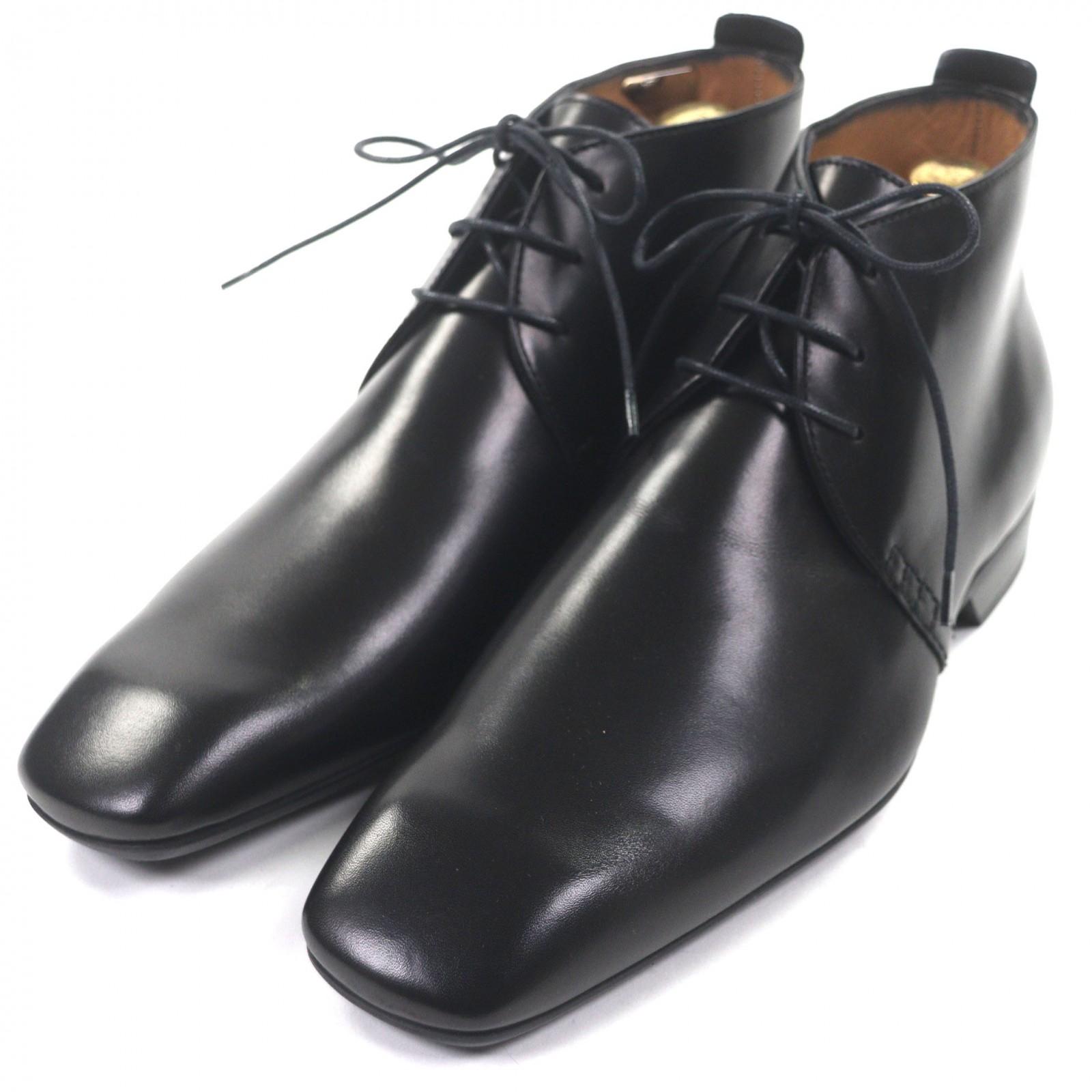Бездоганні ankle boots LOUIS VUITTON з логотипом LV, металеві шнурівки, чорна шкіра, чоловічі 6, б/в
Бездоганні ankle boots LOUIS VUITTON з логотипом LV, металеві шнурівки, чорна шкіра, чоловічі 6, б/в