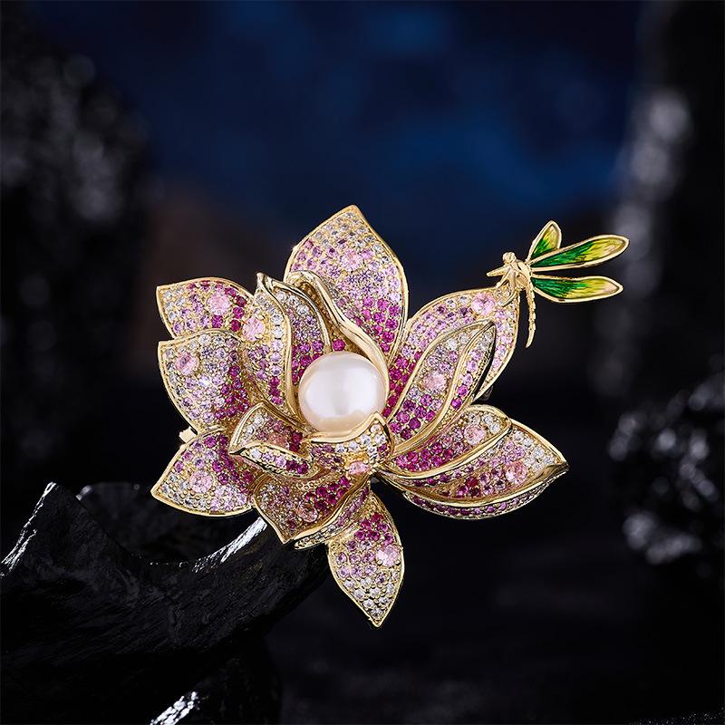 Women s Light Luxury Design Zircon Dragonfly Lotus Imitation Pearl Brooch Fashionable And Versatile Niche Design Brooch
Women s Light Luxury Design Zircon Dragonfly Lotus Imitation Pearl Brooch Fashionable And Versatile Niche Design Brooch