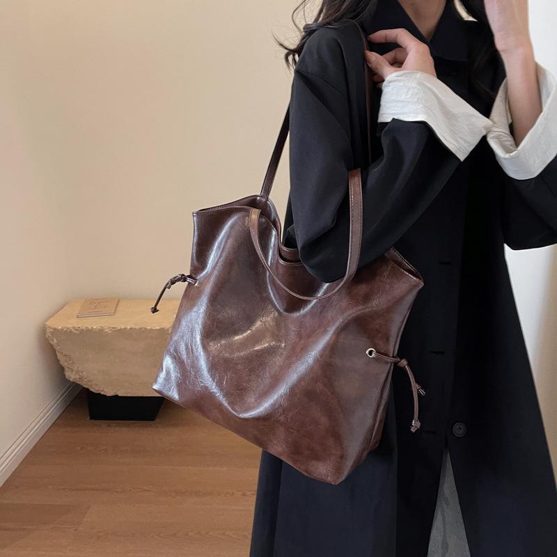 Niche design underarm bag women s bag 2025 winter new casual trend tote bag large capacity shoulder messenger bag темно-коричневого кольору
Niche design underarm bag women s bag 2025 winter new casual trend tote bag large capacity shoulder messenger bag темно-коричневого кольору