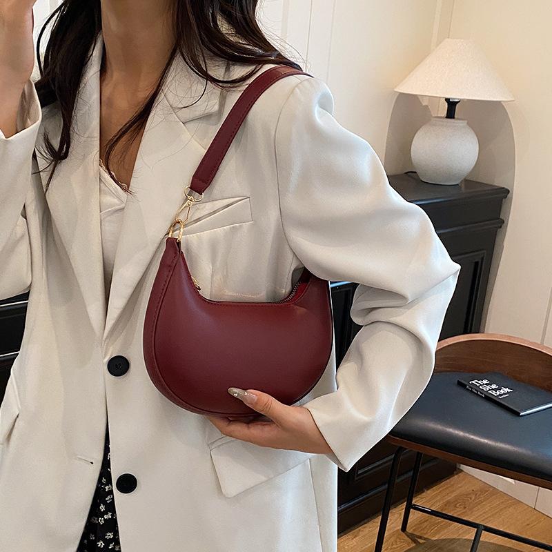 Personalized single shoulder underarm women s bag solid color casual 2025 large capacity summer new simple crescent bag чёрный
Personalized single shoulder underarm women s bag solid color casual 2025 large capacity summer new simple crescent bag чёрный